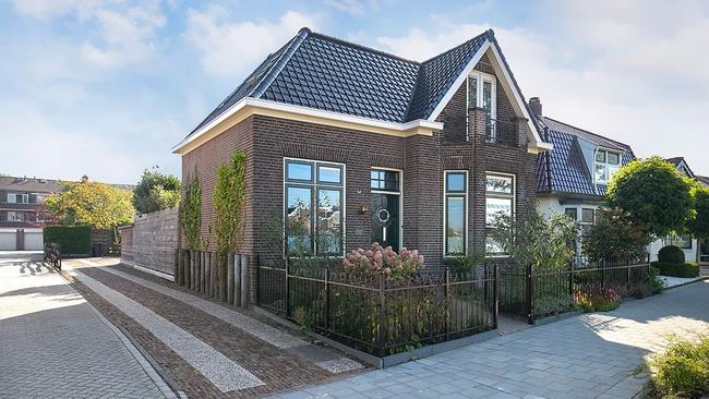 Te koop in Assen: Karakteristiek vrijstaand woonhuis met eigen oprit, grote garage/schuur en een diepe tuin