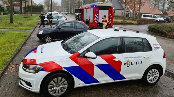 Brandweer Assen rukt uit voor rokende auto