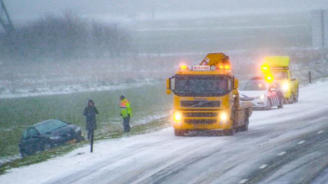 Auto belandt tijdens sneeuwstorm van de A28 (Video)