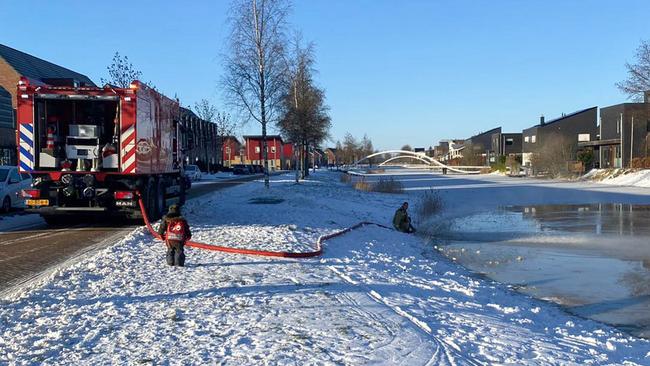 Brandweer zorgt voor schaatsplezier in Kloosterveen