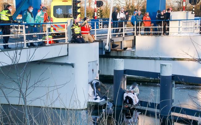 Schaatsers door brandweer in Assen van het ijs gehaald (Video)