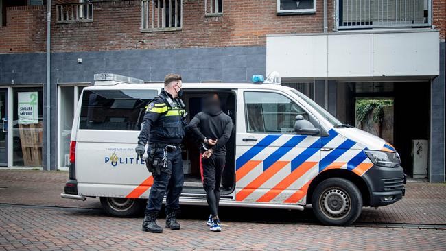 Vrouw wordt tegen haar wil in woning vastgehouden: politie houdt twee mannen aan (Video)