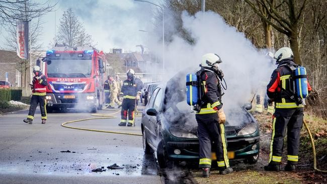 Auto flink beschadigd door brand (Video)