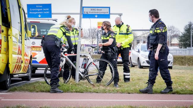 Wielrenner raakt lichtgewond bij aanrijding (Video)