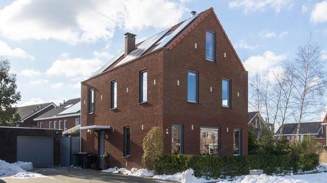 Te koop in Assen: Vrijstaande woning met 5 slaapkamers, stenen garage en 12 zonnepanelen