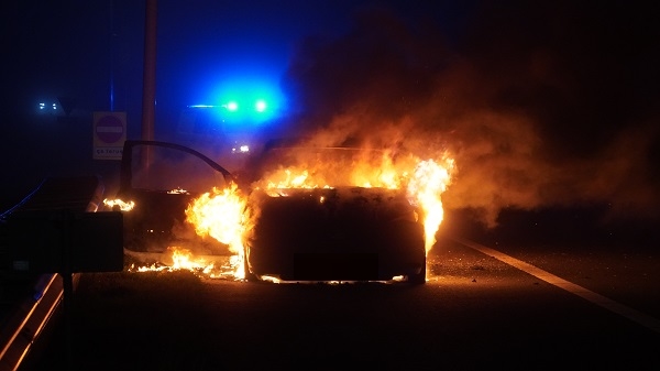 Auto volledig uitgebrand bij afslag A28 TT-baan (video)