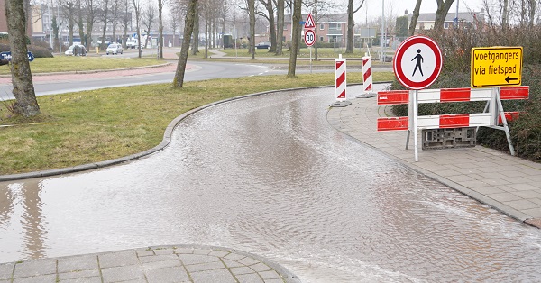 Waterleiding geraakt bij werkzaamheden in Assen (video)