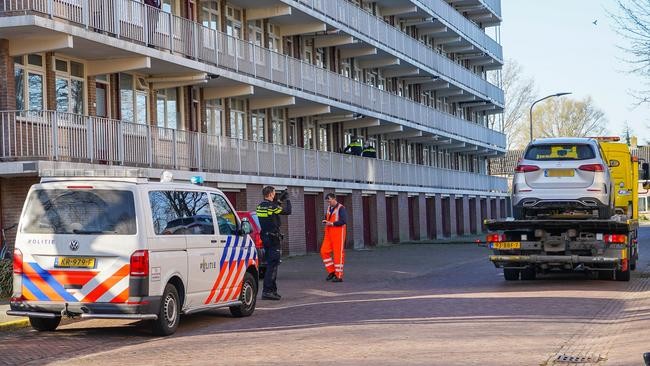 Politie valt woning in Assen binnen (Video)