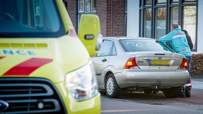 Fietser botst op achterkant van auto in Assen