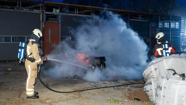 Brandweer blust afvalbrand op industrieterrein