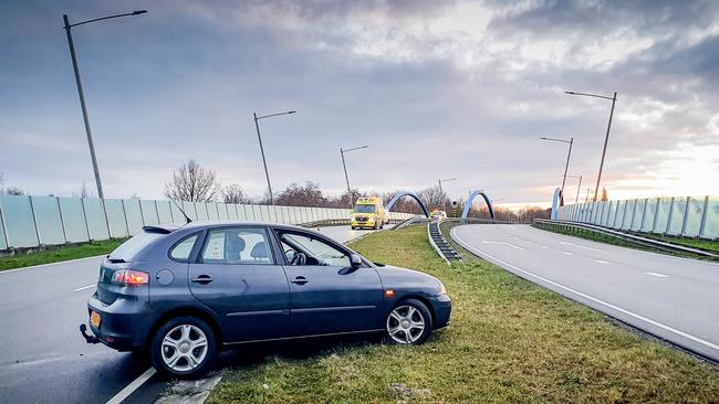 Auto raakt van de weg in Assen (Video)