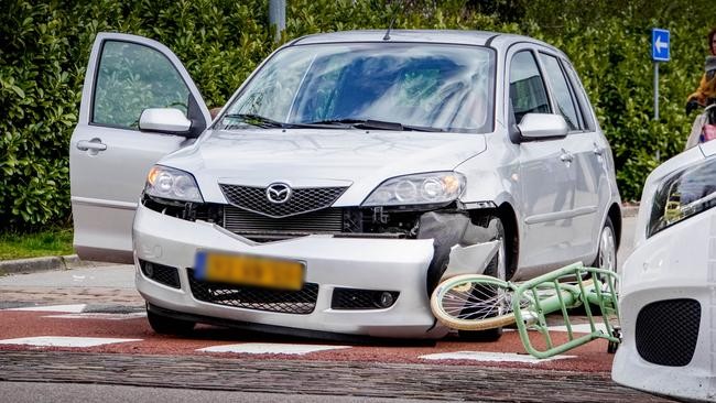 Fietsster lichtgewond bij aanrijding in Assen (Video)