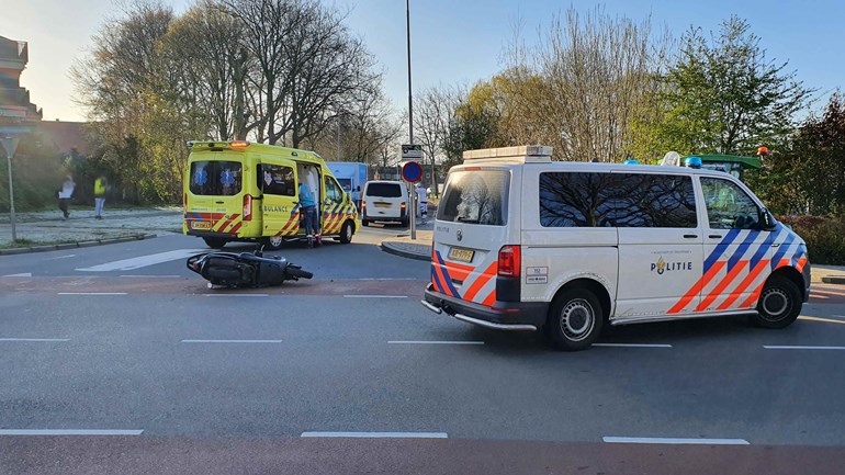 Scooterrijder gewond bij ongeval op beruchte kruising in Assen (video)