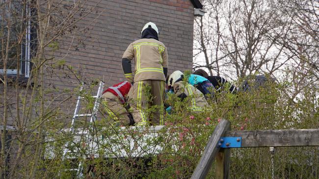 Gewonde man door brandweer van dak gehaald (Video)