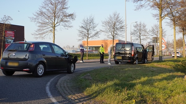 Auto en busje botsen in Assen (video)