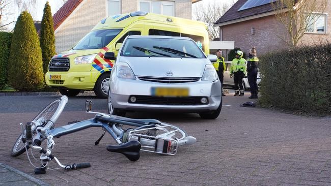 Fietser gewond bij aanrijding met auto (Video)