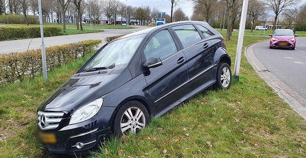 Automobilist rijdt zichzelf vast in droge sloot in Assen