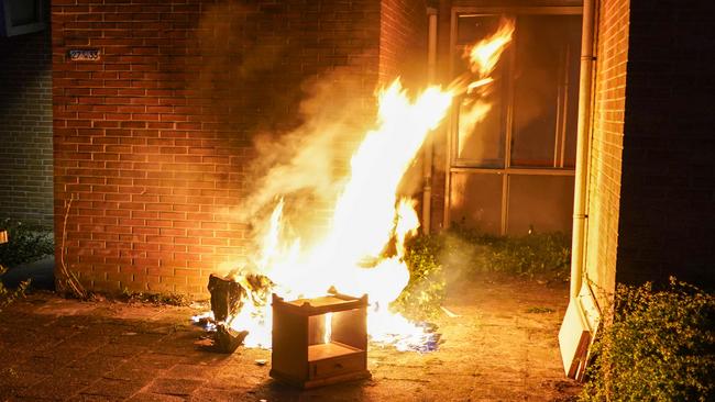 Container en afval tegen schuur van woning in de brand (Video)