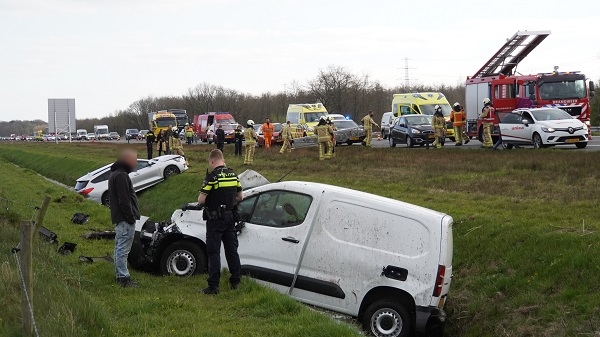 Veel hulpdiensten ingezet voor ongeval met drie autos op A28 bij Assen (video)