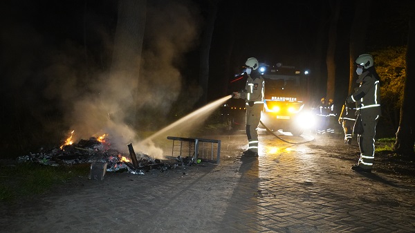 Bult met afval in brand gestoken in Baggelhuizen (video)