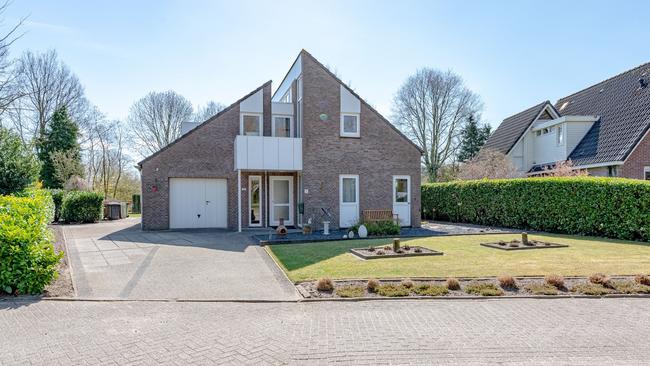 Te koop in Assen: Riante woning met inpandige garage en werkkamer