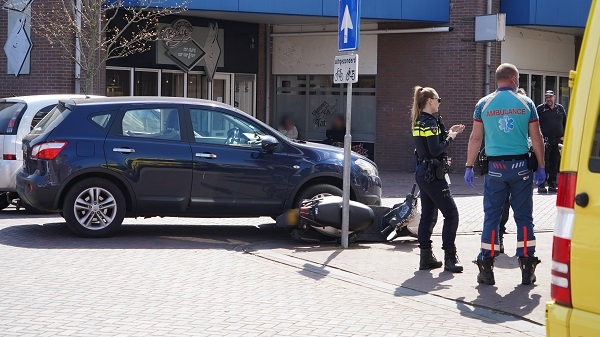 Scooterrijder en auto botsen in centrum van Assen (video)