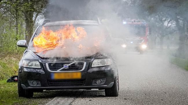 Auto zwaar beschadigd na brand in Assen (video)