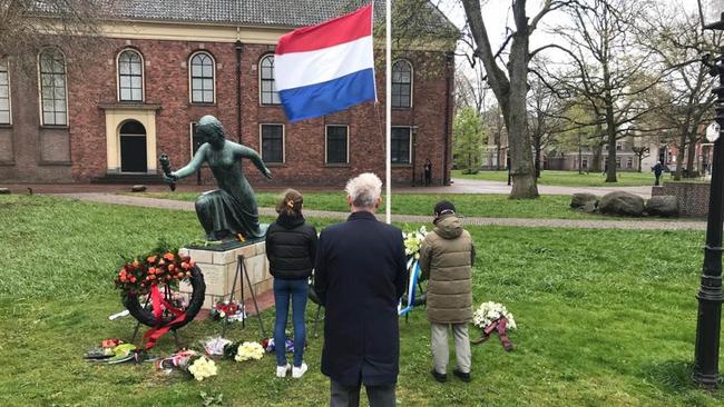 Burgemeester, kinderburgemeester en loco-kinderburgemeester leggen krans op De Brink