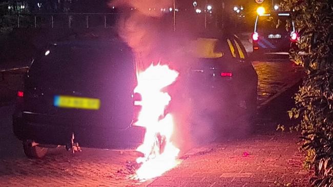 Auto zwaar beschadigd geraakt door brand in Assen-Oost