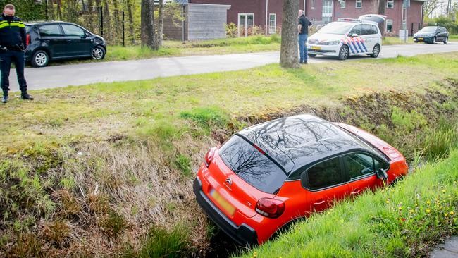 Auto belandt in sloot na botsing (Video)