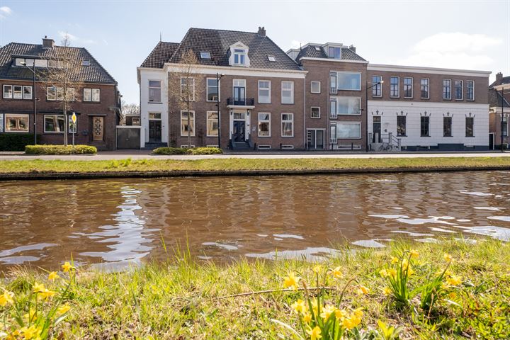 Te koop in Assen: helft van dubbel woonhuis langs de vaart