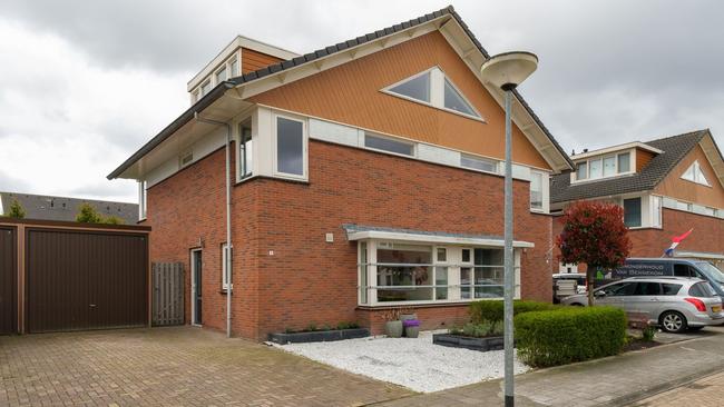 Te koop in Assen: Moderne twee-onder-een-kapwoning met garage en sfeervolle achtertuin