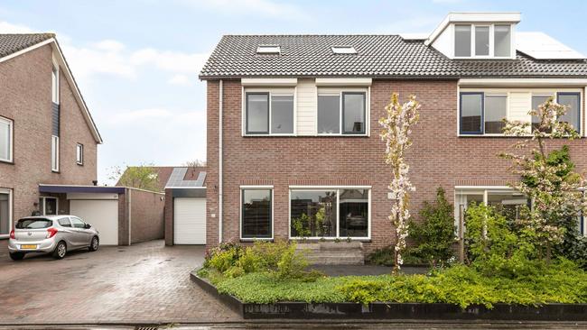 Te koop in Assen: Twee onder een kapwoning met nieuwe keuken en compleet gemoderniseerd