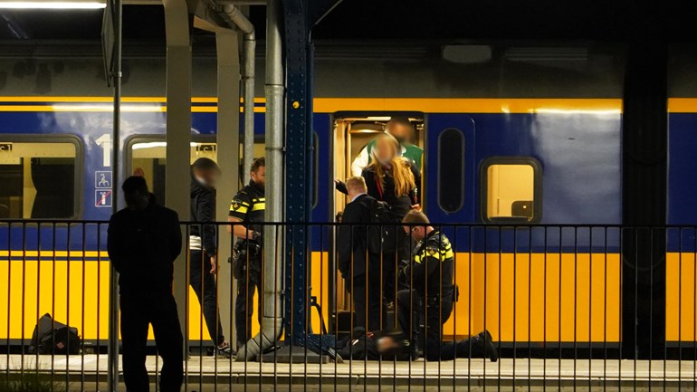 Tweetal rookt in trein naar Assen wat eindigt in conflict (Video)