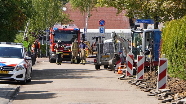 Brandweer verricht metingen na melding van gaslek in Assen-Oost (video)