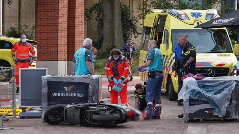 Scooterrijder zwaargewond bij ongeval in Assen (Video)