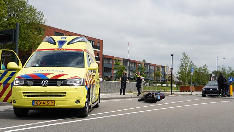 Scooterrijder gewond na botsing met auto op Het Kanaal (video)