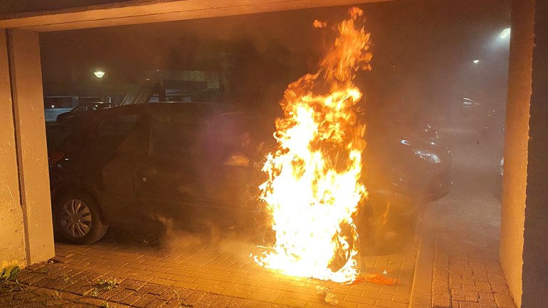 Flinke autobrand op parkeerplaats onder appartementencomplex in Assen (Video)