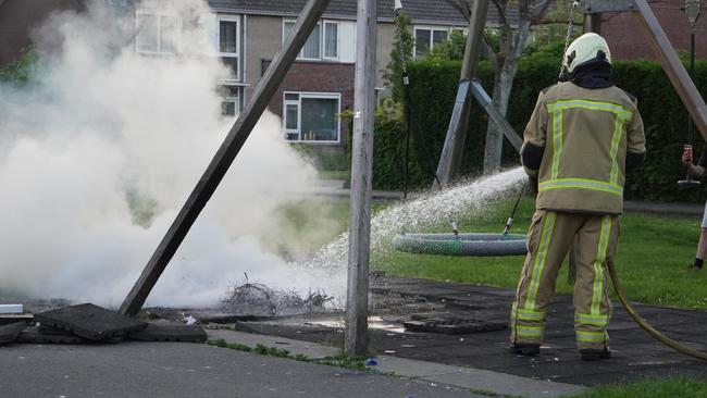 Afval tegen speeltoestel in brand gestoken (Video)