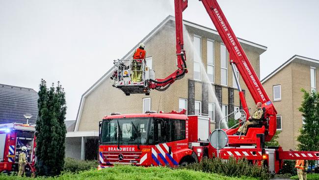 Bliksem slaat in dak van woning (Video)