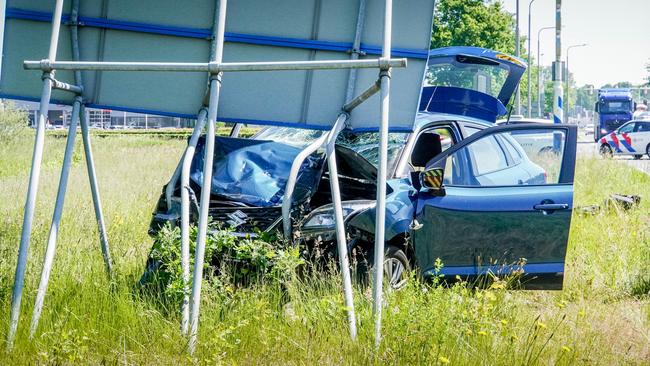 Flinke schade bij kop-staart botsing: auto rijdt na botsing tegen verkeersbord (Video)