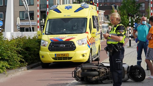 Scooter en auto botsen in Assen (Video)