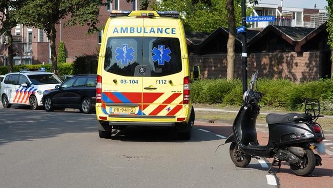 Scooterrijdster aangereden door auto in Assen (Video)