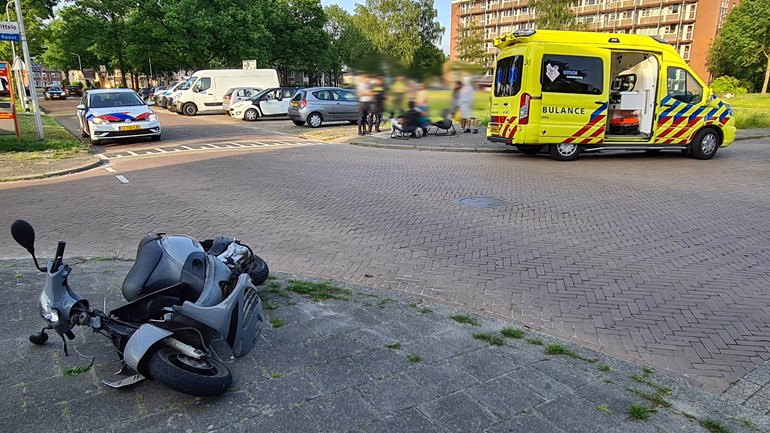 Gewonden bij botsing tussen scooter en auto in Assen (Video)