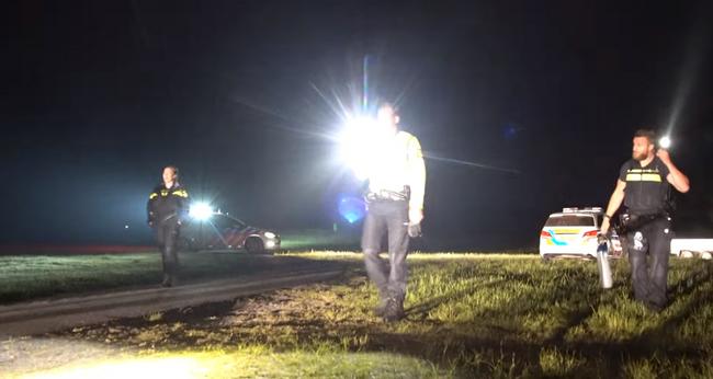 Politie ontruimt Baggelhuizerplas na grote vechtpartij en scooterbrand (Video)