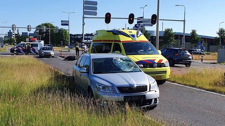 Scooterrijdster gewond bij aanrijding met auto (Video)