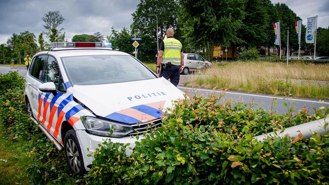 Politieauto botst met zwaailicht en sirene op auto en lantaarnpaal in Assen 