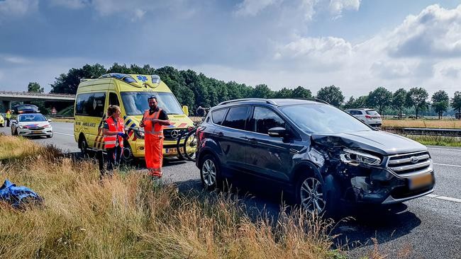 Auto en camper komen in botsing op A28 bij Assen (Video)