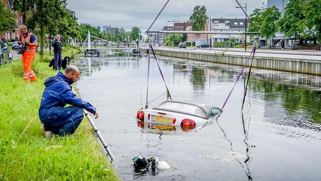 Auto rijdt het water in nadat vrouw handrem vergeet (Video)