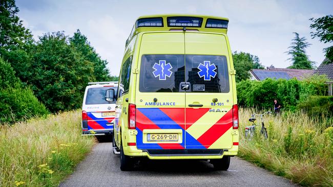 Vrouw beland met fiets in de sloot in Assen